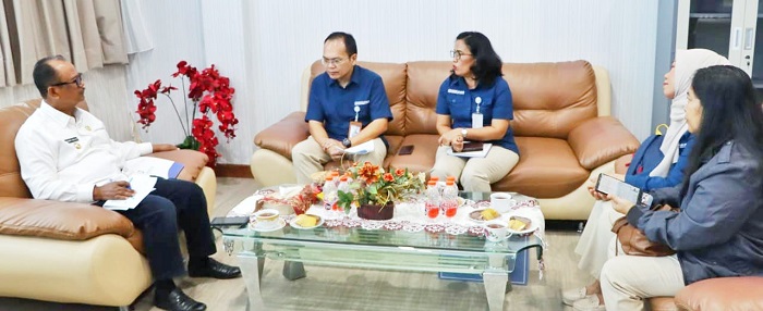Plt. Bupati Simalungun, H Zonny Waldi saat menerima kunjungan Kepala BPJS Kesehatan Kantor Cabang (KC) Pematangsiantar, di ruang kerjanya, Kamis (3/10).(Waspada/ist).