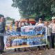 Kanit Kamsel Sat Lantas Polres Simalungun, Ipda R. Perangin Angin dan personel lainnya berbaur dengan para pengemudi angkutan di pangkalan CV Sinar Beringin Nagori Purbasari, dalam rangka Penling Kamseltibcar, Kamis (3/10).(Waspada/ist).
