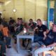 Keliling melawan arah jarum jam, dua dari kanan Kolonel Arm. Mawardi. Mayor Inf. Legianto. Letkol.Kav. Mahdan Almahirsyah. Mayor Inf. Harry Susanto foto bersama disela menyeruput kopi di Warung Alenta di Sinabang. Selasa (1/10). Waspada/Rahmad