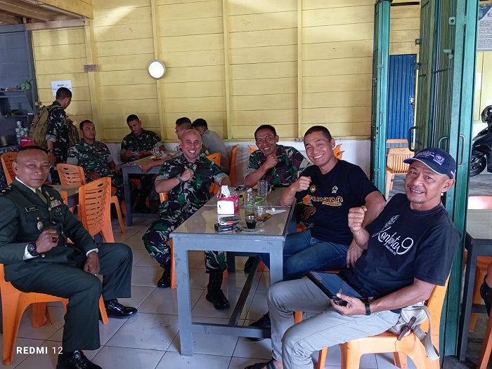 Keliling melawan arah jarum jam, dua dari kanan Kolonel Arm. Mawardi. Mayor Inf. Legianto. Letkol.Kav. Mahdan Almahirsyah. Mayor Inf. Harry Susanto foto bersama disela menyeruput kopi di Warung Alenta di Sinabang. Selasa (1/10). Waspada/Rahmad