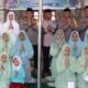 Kapolres Pematangsiantar AKBP Yogen Heroes Baruno (enam kiri berdiri) pose bersama anak yatim Panti Asuhan Aisyah dan lainnya saat Polres Pematangsiantar memperingati Maulid Nabi Muhammad SAW di Masjid Safarul Qadri Mapolres, Jl. Sudirman, Kamis (3/10).(Waspada-Ist).