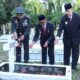 Danrem 022/PT Kolonel Inf Tagor Rio Pasaribu bersama Plt.Bupati Simalungun H.Zonny Waldi saat melakukan acara tabur bunga ke makam pahlawan dalam rangka HUT ke 79 TNI 2024, Jumat (4/10).(Waspada/ist).