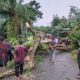 TNI/Polri dan warga bergotongroyong membersihkan dahan kayu yang tumbang hingga menutupi badan jalan lintas Peureulak - Lokop di Gampong Alur Pinang, Peunaron, Aceh Timur, baru-baru ini. Waspada/Muhammad Ishak