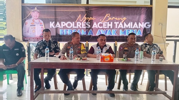 Kapolres Aceh Tamiang, AKBP Muliadi bersama Waka Polres dan para Kasat saat menyampaikan penjelasan dalam silahturahmi bersama wartawan Jumat (4/10) di Mapolres setempat. (Waspada/Yusri).