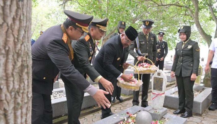 Pj Gubernur Tabur Bunga Di TMP Sambut HUT TNI