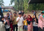 Putra Mahkota Alam Hasibuan calon Bupati Padanglawas nomor urut 1 bersama masyarakat pendukungnya.(Waspada/Ist)