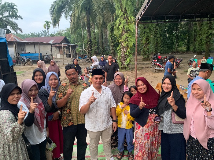 Putra Mahkota Alam Hasibuan calon Bupati Padanglawas nomor urut 1 bersama masyarakat pendukungnya.(Waspada/Ist)