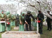 Komandan Kodim 0104/Atim, Letkol Inf Tri Purwanto S.I.P didampingi para personel saat melakukan tabur bunga pada upacara ziarah ke Taman Makam Pahlawan Kota Langsa di Desa Paya Bujok Seuleumak, Kecamatan Langsa Baro, Kota Langsa, Jumat (4/10). Waspada/dede