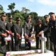 Kapolres Simalungun AKBP Choky Sentosa Meliala berbaur dengan para petinggi TNI saat upacara ziarah nasional di TMP Nagur Pematangsiantar, Jumat (4/10).(Waspada/ist).