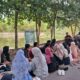 Senat Mahasiswa (SEMA) Insitut Agama Islam Negeri (IAIN) Langsa menggelar "Micro Discussion" out door dengan pengurus dan staf, Jumat (4/10) dipinggir Danau Zawiyah kampus setempat. Waspada/dede