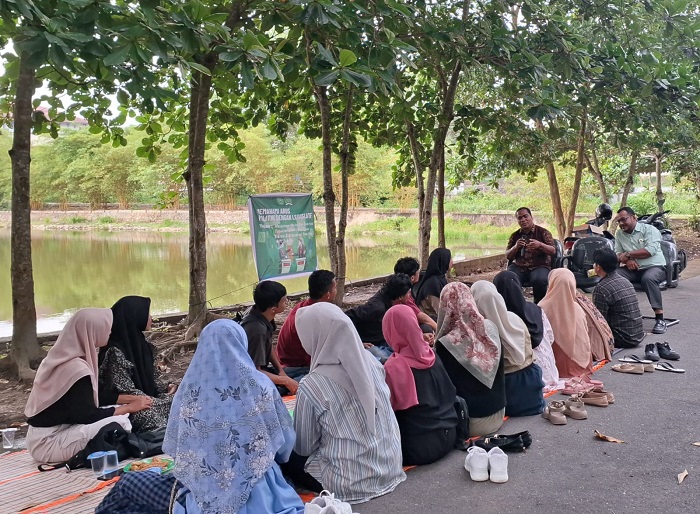 Senat Mahasiswa (SEMA) Insitut Agama Islam Negeri (IAIN) Langsa menggelar "Micro Discussion" out door dengan pengurus dan staf, Jumat (4/10) dipinggir Danau Zawiyah kampus setempat. Waspada/dede