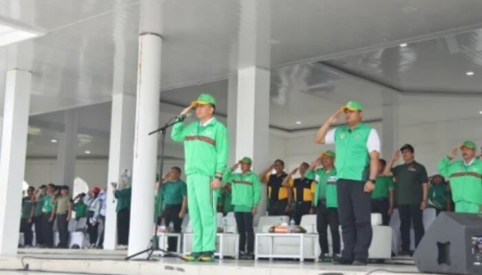 Pj Gubsu Pimpin Pengibaran Bendera Kontingen PON XXI Sumut