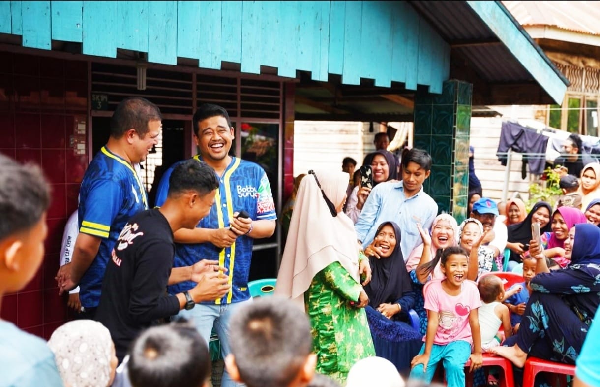 RIBUAN masyarakat Kota Tanjungbalai menyambut antusias calon Gubernur Sumatera Utara (Sumut) nomor urut 1 Bobby Nasution, saat tiba di acara deklarasi relawan pemenanangan Bobby-Surya yang digelar di Jalan Sudirman Kota Tanjungbalai, Senin (16/10/2024). Waspada/Ist