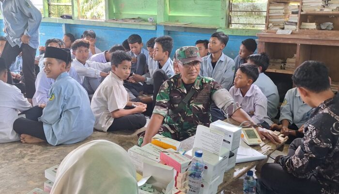 Ratusan Santri Dapat Pengobatan Gratis