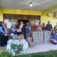 Sekcam Babalan Rahmi Nur Fadhlina SE menerima bantuan dari BPBD Langkat dan Dinas Sosial  di Kantor Camat Babalan, Kamis (7/11/24). Waspada/Ist