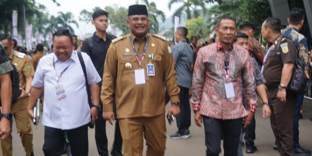 Pj Gubernur Aceh, Safrizal ZA, bersama Ketua DPRA, Zulfadhli, saat menghadiri Rakornas Penyelenggara Pemerintah Daerah, yang dibuka Presiden Prabowo Subianto, yang diikuti Menteri Kabinet Merah Putih, Forkopimda serta Bupati/Walikota se- Indonesia di Sentul Internasional Convention Center (SICC) Sentul, Jawa Barat, Kamis, (7/11). (Waspada/Ist)