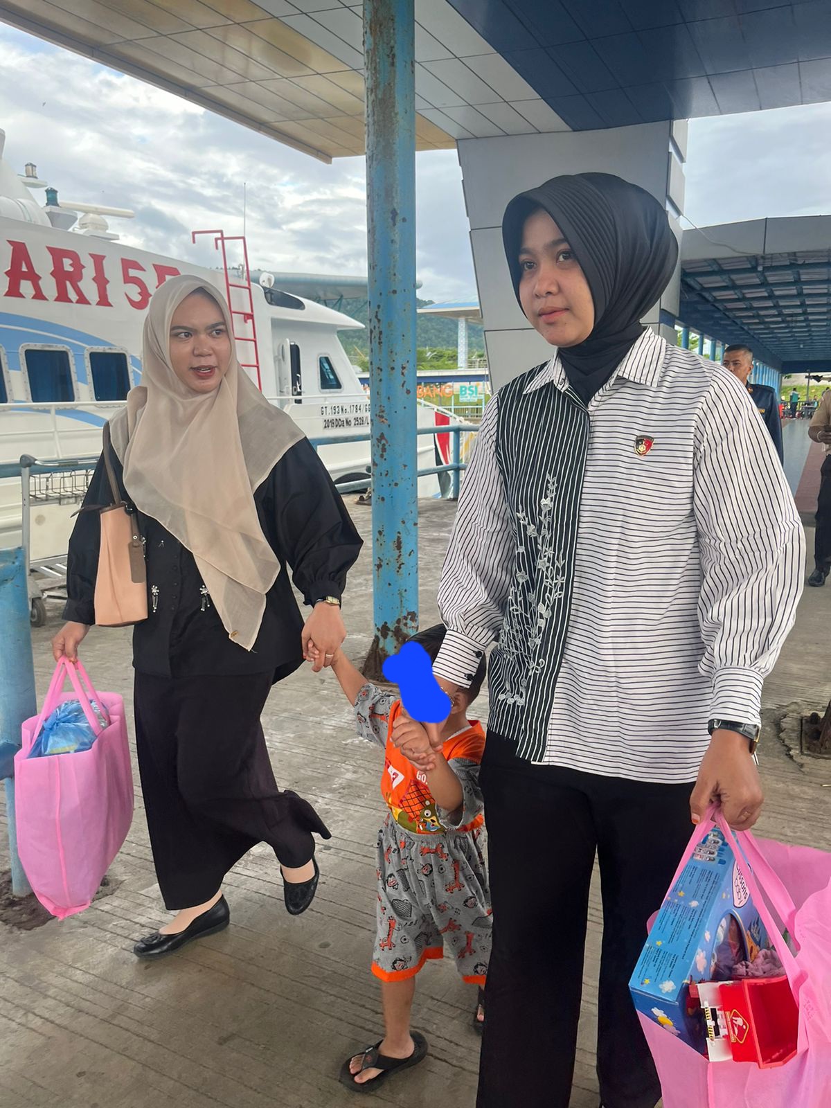 Petugas Polwan unit PPA Polres Sanang bersama petugas dari Dinas Sosial Kota Sabang menuju Banda Aceh untuk menitipkan anak korban kejerasan di Rumah Titipan Anak milik Dinas Sosial Provinsi Aceh untuk mendapatkan perawatan dan pemulihan. (Waspada/ist)