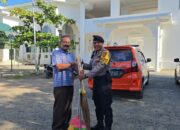 Polisi Gelar Bakti Religi, Bersih Dan Rapikan Masjid