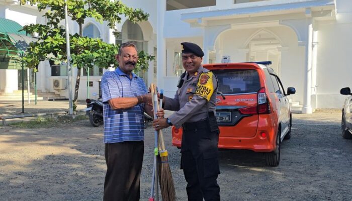 Polisi Gelar Bakti Religi, Bersih Dan Rapikan Masjid