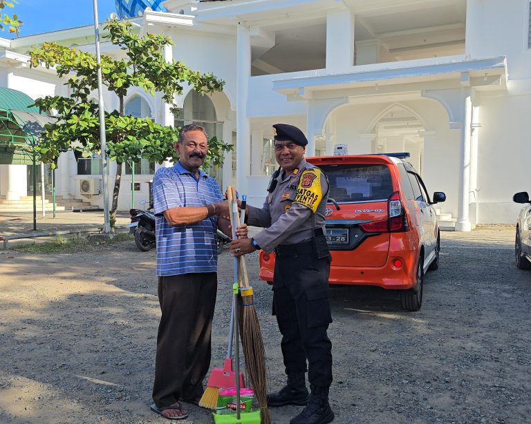 Kasat Samapta Polresta Banda Aceh, AKP Fachrul Razy menyerahkan bantuan yang diterima pengurus BKM Babuttaqwa, Batoh. (Waspada/Zafrullah)