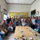 Camat Lawe Sumur, Ardian Bursa, baju batik motif kotak kotak (ditengah). Waspada/Seh Muhammad Amin