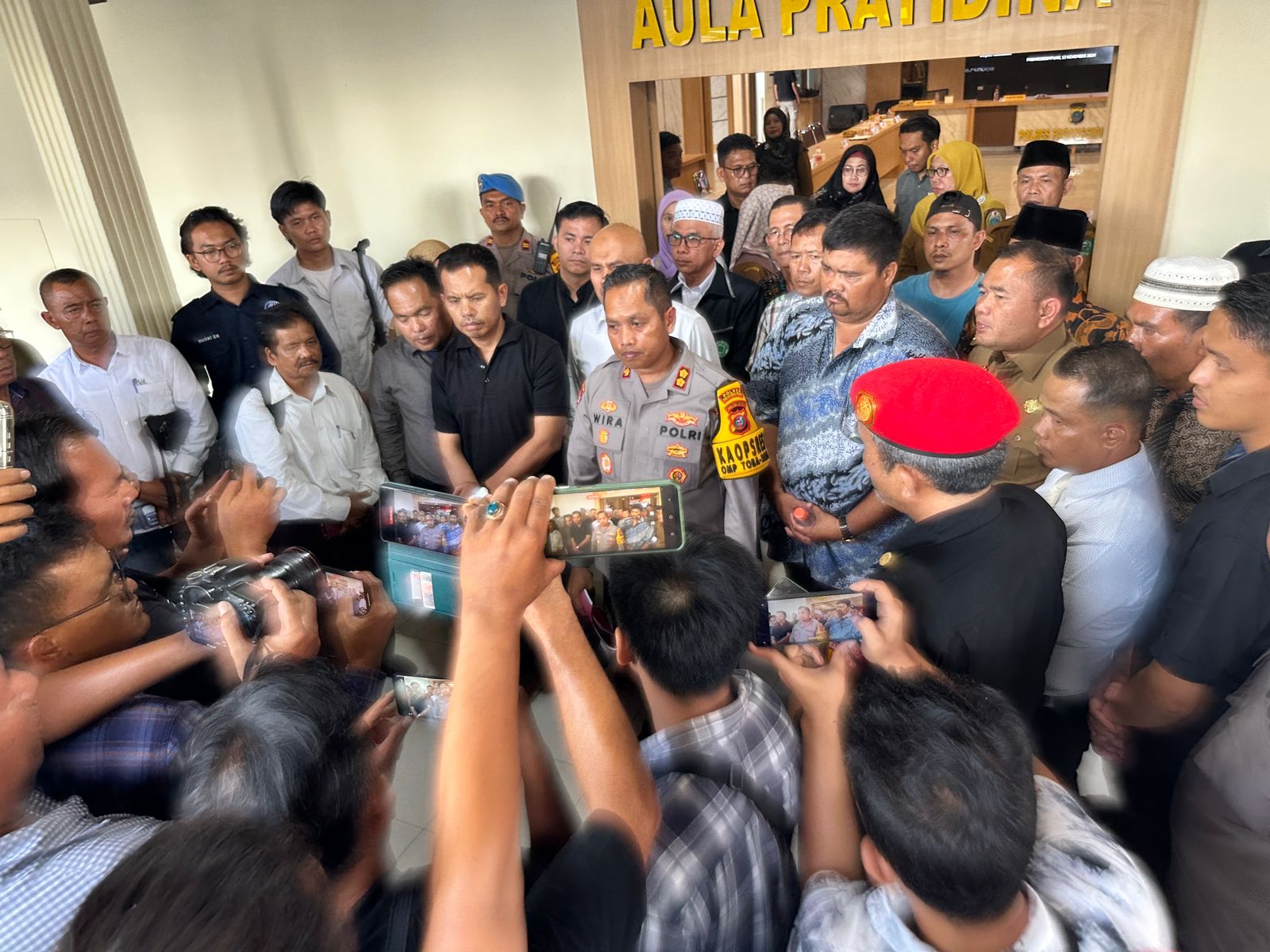 Kapolres Padangsidimpuan didampingi orangtua kedua anak bersama Pj. Wali Kota dan tokoh masyarakat, saat konferensi pers. (Waspada/Ist)