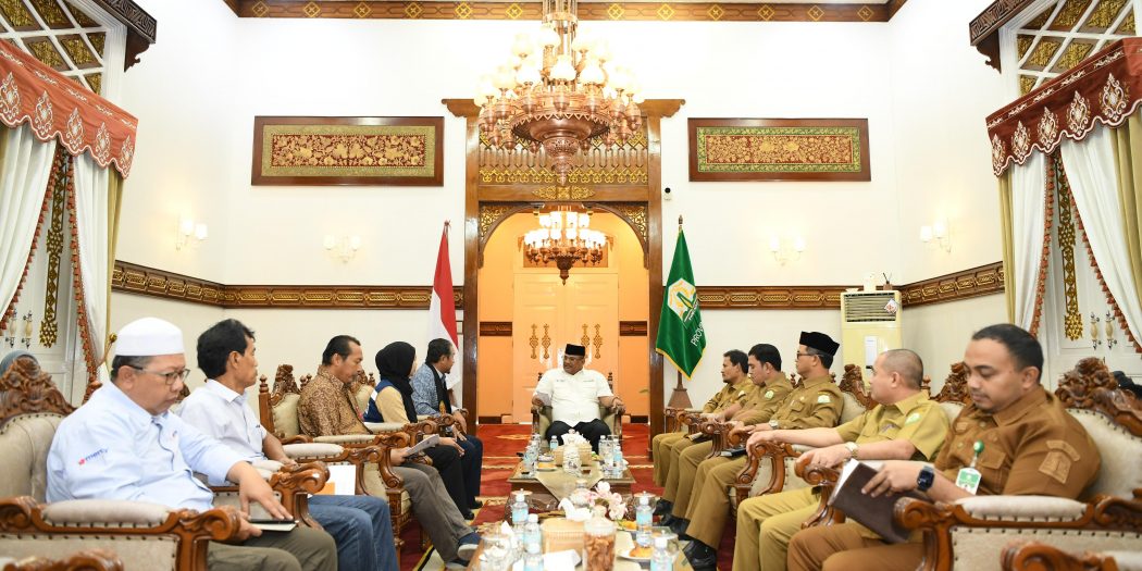 Pj. Gubernur Aceh, Safrizal ZA, saat menerima kunjungan Silaturahmi dan Audiensi Konjen Malaysia Shahril Nizam Abdul Malek, beserta Tim Mercy Malaysia, di Meuligoe Gubernur Aceh, Selasa (12/11). (Waspada/Zafrullah)