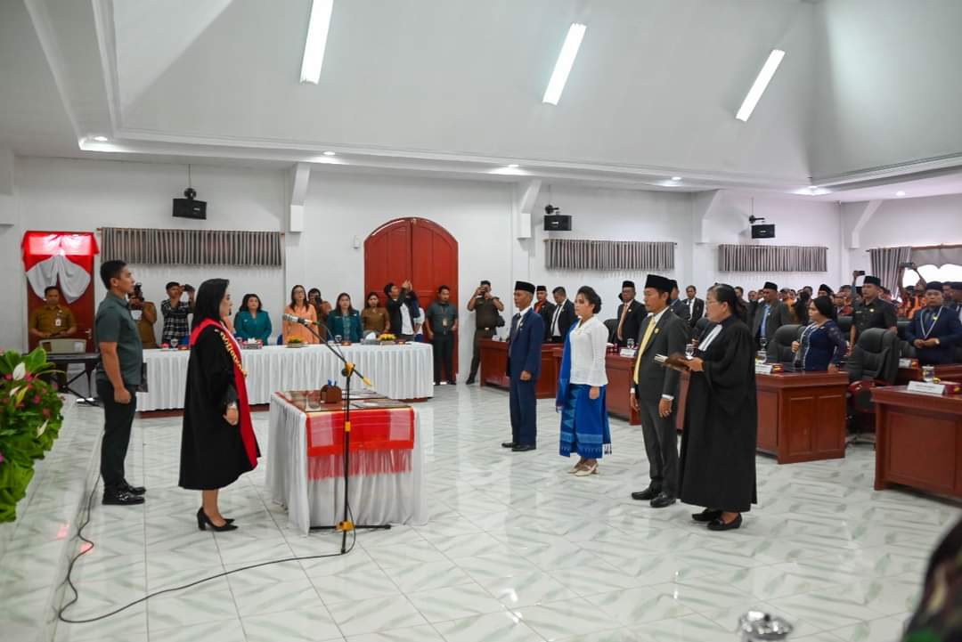 KETUA PN Tarutung Marta Napitupulu saat mengambil sumpah janji Ketua dan Wakil Ketua DPRD Humbahas. Waspada/Ist