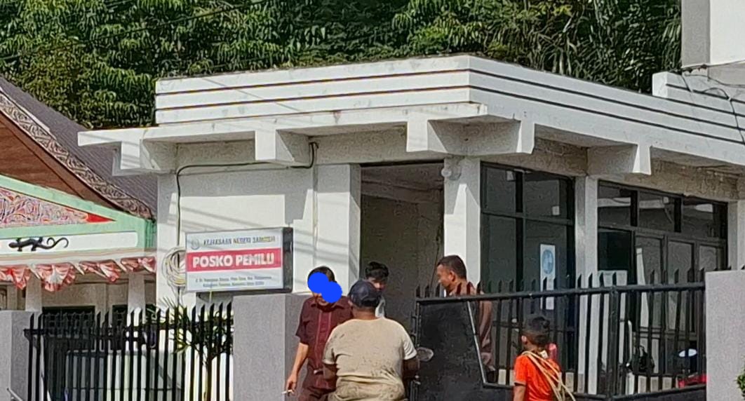 TERDAKWA JS usai mengikuti sidang bacaan tuntutan di Kejari Samosir. Waspada/Ist.