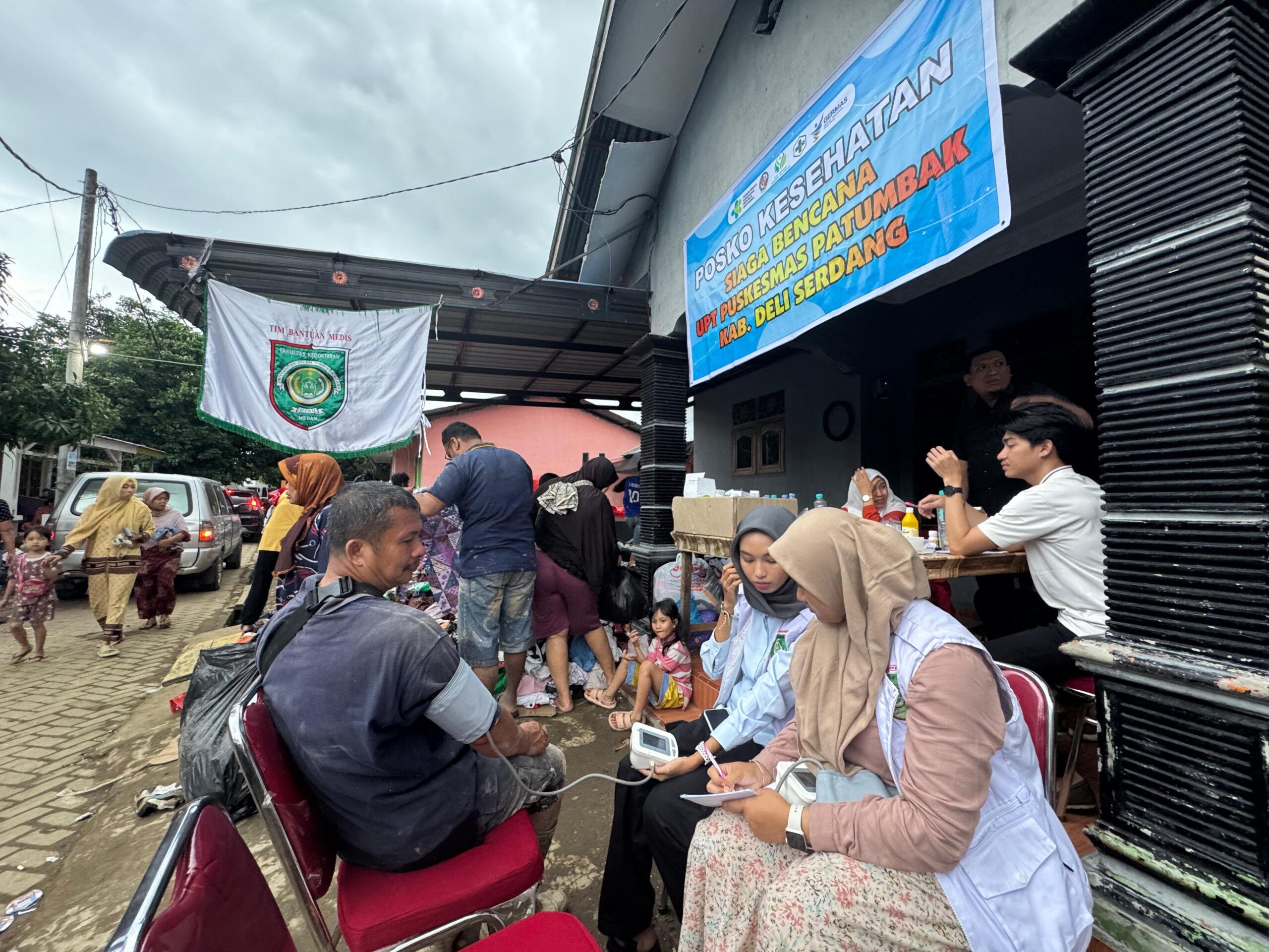 Tim Bantuan Medis FK UISU Bantu Obat-obatan Korban Banjir Villa Patumbak Permai Tim Bantuan Medis FK UISU Bantu Obat-obatan Korban Banjir Villa Patumbak Permai