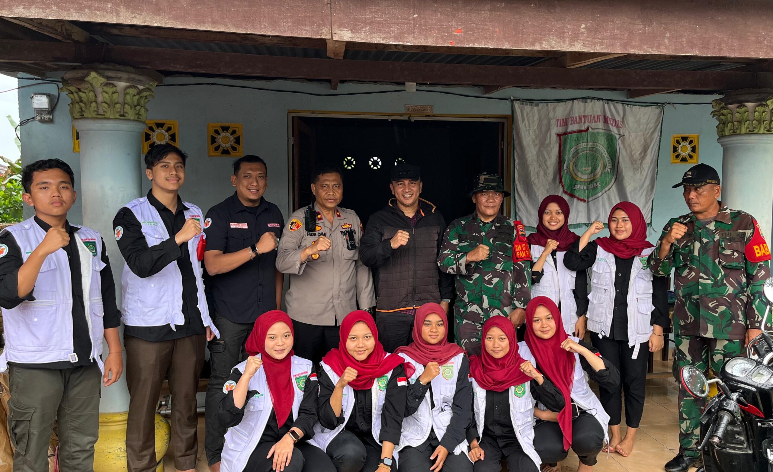 Tim Bantuan Medis FK UISU Bantu Obat-obatan Korban Banjir Villa Patumbak Permai