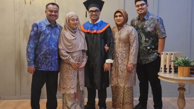 Fikri Fajru Akbari Syahputra SinikRaih Gelar Sarjana Di FISIP Undip Fikri Fajru Akbari Syahputra SinikRaih Gelar Sarjana Di FISIP Undip