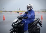 Berkendara Saat Hujan, Tetap Pakai Sarung Tangan
