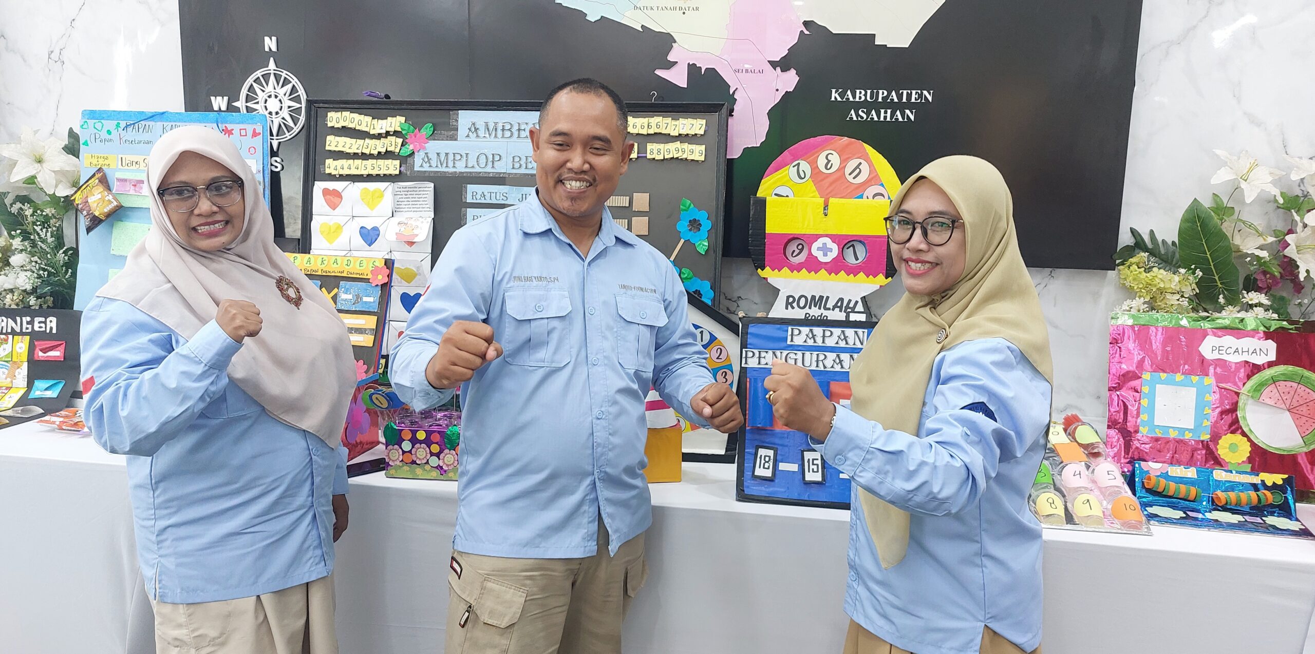 Tiga guru kreatif dari Batubara yang merupakan Fasda Tanoto Foundation Tim Guru BISA, yakni Juni Hariyanto (tengah), Siti Najaliyah (kiri) dan Lili Gusni (kanan) pose bersama di sela kegiatan 'Panen Karya' media pembelajaran, baru-baru ini.