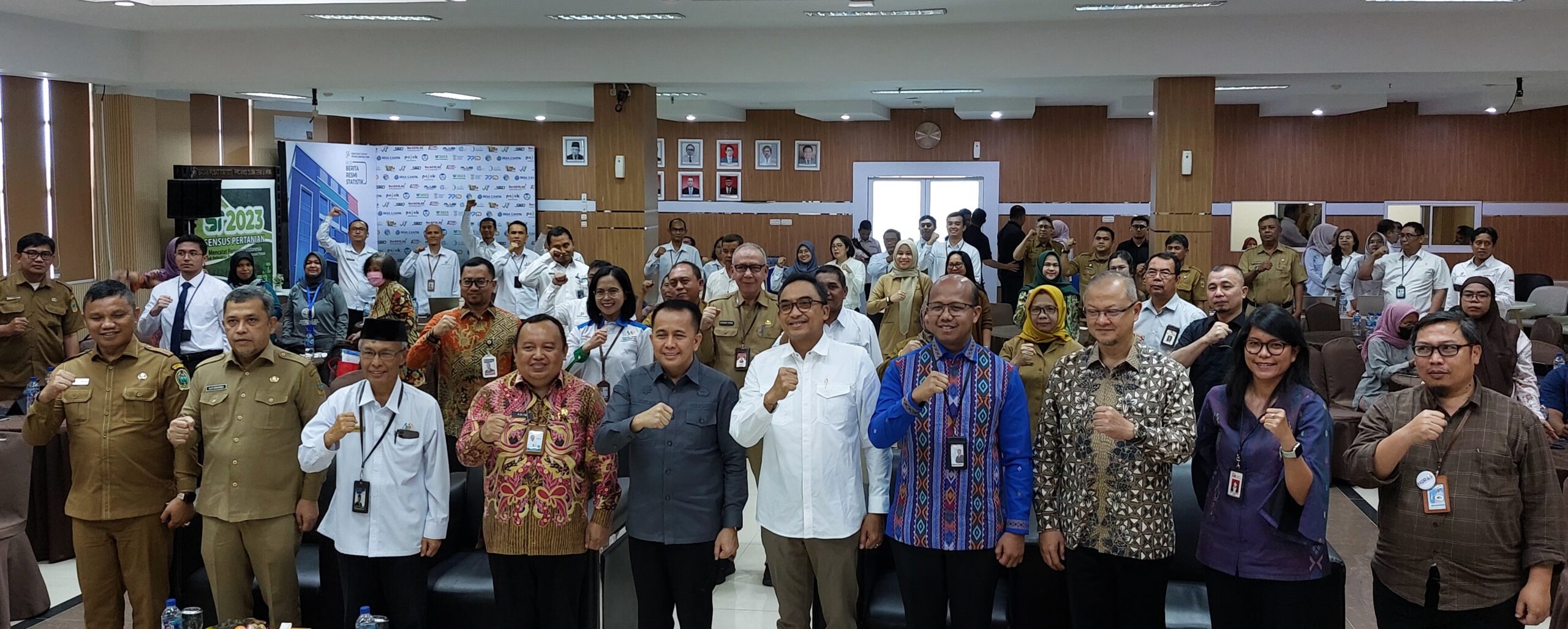 Pj. Gubernur Sumatera Utara, Agus Fatoni, foto bersama Kepala BPS Sumut, Asim Saputra, Kepala Perwakilan BI Sumut, IGP Wirakusuma, perwakilan dari OJK, perwakilan LPS, perwakilan DJP Sumut, dan lainnya, usai pemaparan pertumbuhan ekonomi Sumut Triwulan III-2024, Selasa (5/11).