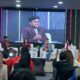 Influencer & Standup Comedy Yudha Keling, bersama Mutual Fund Sales Manager Batavia Prosperindo Aset Manajemen Frida D Tyas dan Mutual Fund Digital Wealth & Research Head CIMB Niaga Yose Stefanus memberikan motivasi kepada mahasiswa tentang investasi dalam acara Kejar Mimpi Wealth Fest yang digelar di Auditorium Fakultas Ekonomi dan Bisnis (FEB) USU, Jumat (22/11/2024).