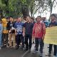 ELEMEN massa yang tergabung dalam Himpunan Maahsiswa Mahasiswa Pemuda Sumatera Utara, menggelar aksi unjuk rasa di depan gedung DPRD Sumut, Jumat siang (8/11). Waspada/Partono Budy