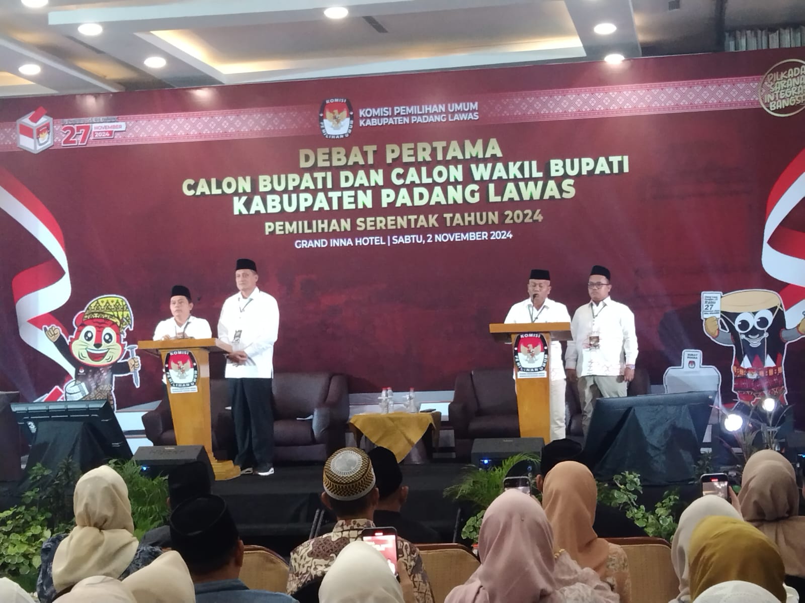 DEBAT pertama Paslon nomor urut 1, Putra Mahkota Alam Hasibuan-Achmad Fauzan Nasution (PMA- AFN) dan pasangan nomor urut 2, Ahmad Zarnawi Pasaribu- -Muhammad Ifdal Hasayangan Harahap (Adil) berjalan lancar. Waspada/Ist