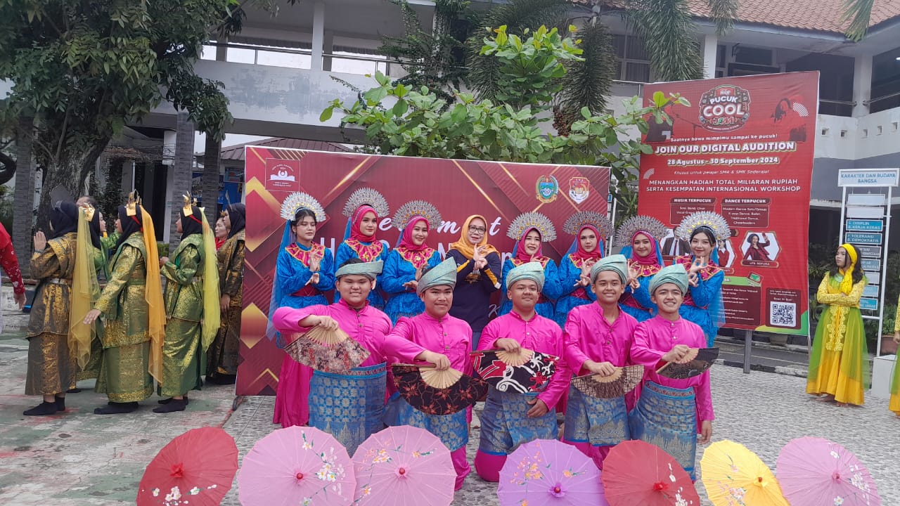PERSEMBAHAN Tarian oleh siswa SMA1 Medan. Waspada/ist