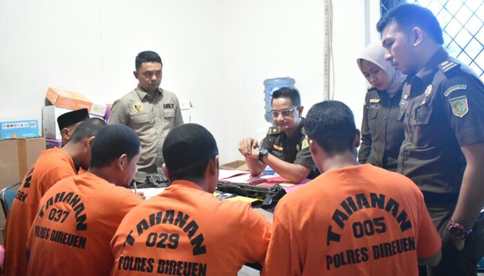 Kejari Bireuen Terima Lima Tersangka Kasus Pengancaman Dengan Senpi