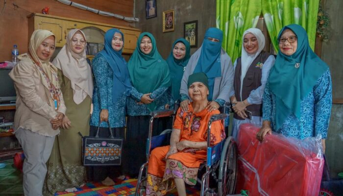 Pj Ketua TP PKK Agara Serahkan Simbolis Bantuan Korban Banjir Bandang Yang Rentan