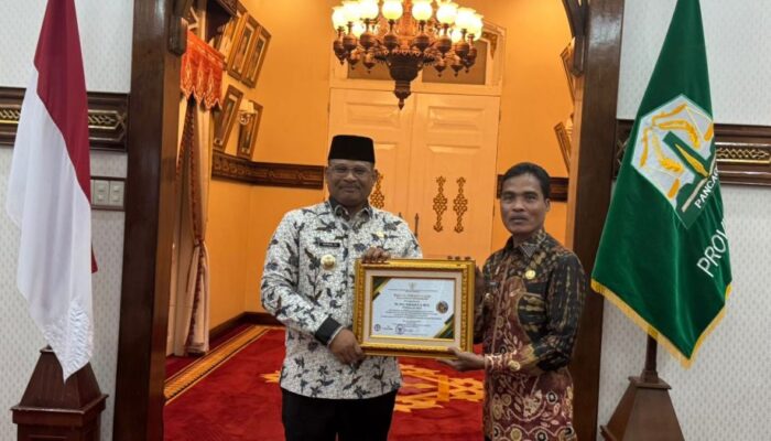 Pj Gubernur Terima Penghargaan Dari Menteri Desa PDTT RI