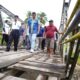 CALON Gubernur Sumatera Utara nomor urut 1 Bobby Nasution dan rombongan meninjau jembatan tua Idanoi Noyo di Desa Tawuna, Kecamatan Mandrehe, Kabupaten Nias Barat, Sabtu (02/11/2024). Waspada/ist