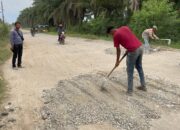 PT. Mahana Boston Abadi Timbun Jalan Rusak Di Desa Tanjung Selamat