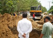 Gerak Cepat RHS Ikut Marharoan Bolon Perbaiki Jalan Longsor Nagori Naga Dolok