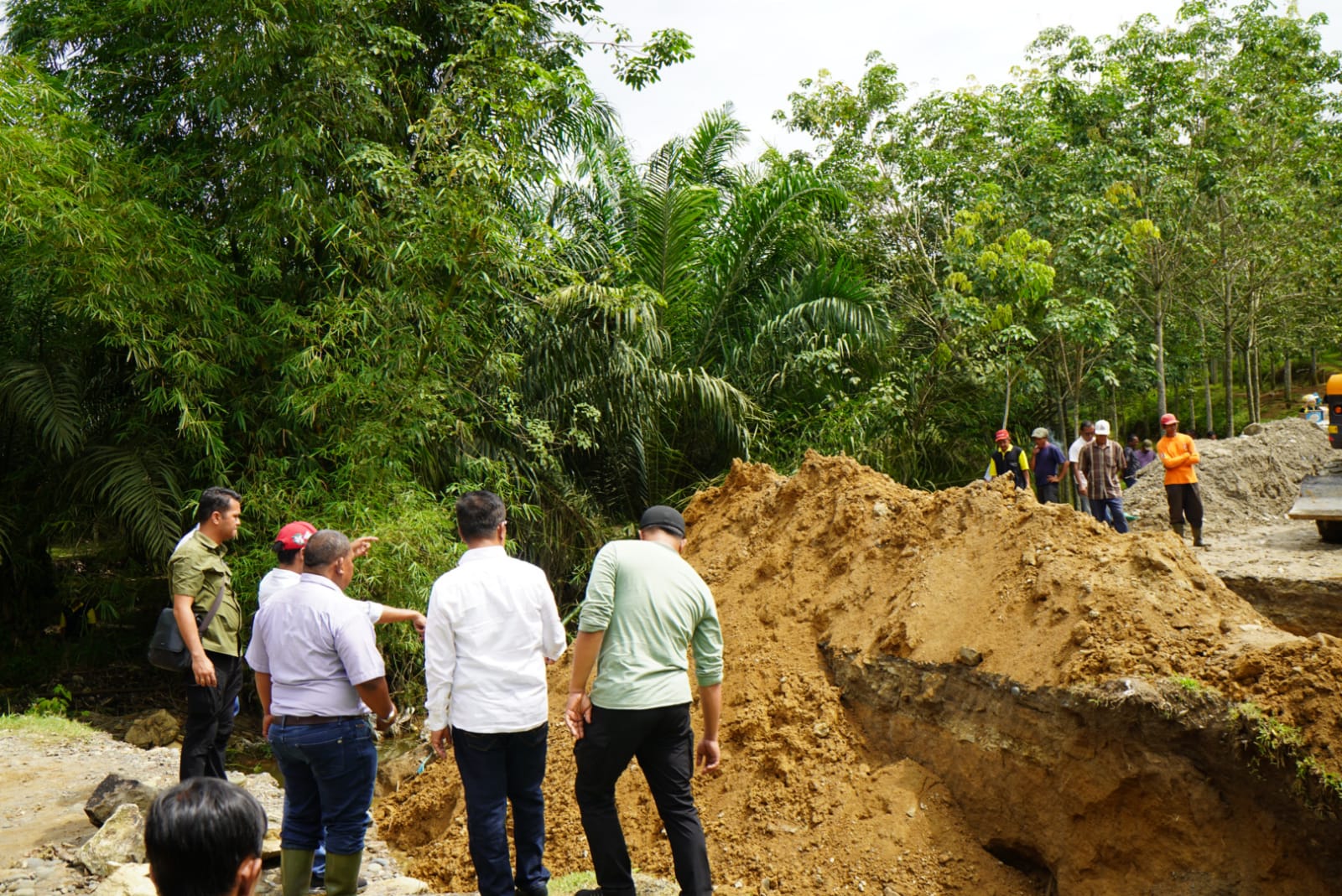 Gerak Cepat RHS Ikut Marharoan Bolon Perbaiki Jalan Longsor Nagori Naga Dolok