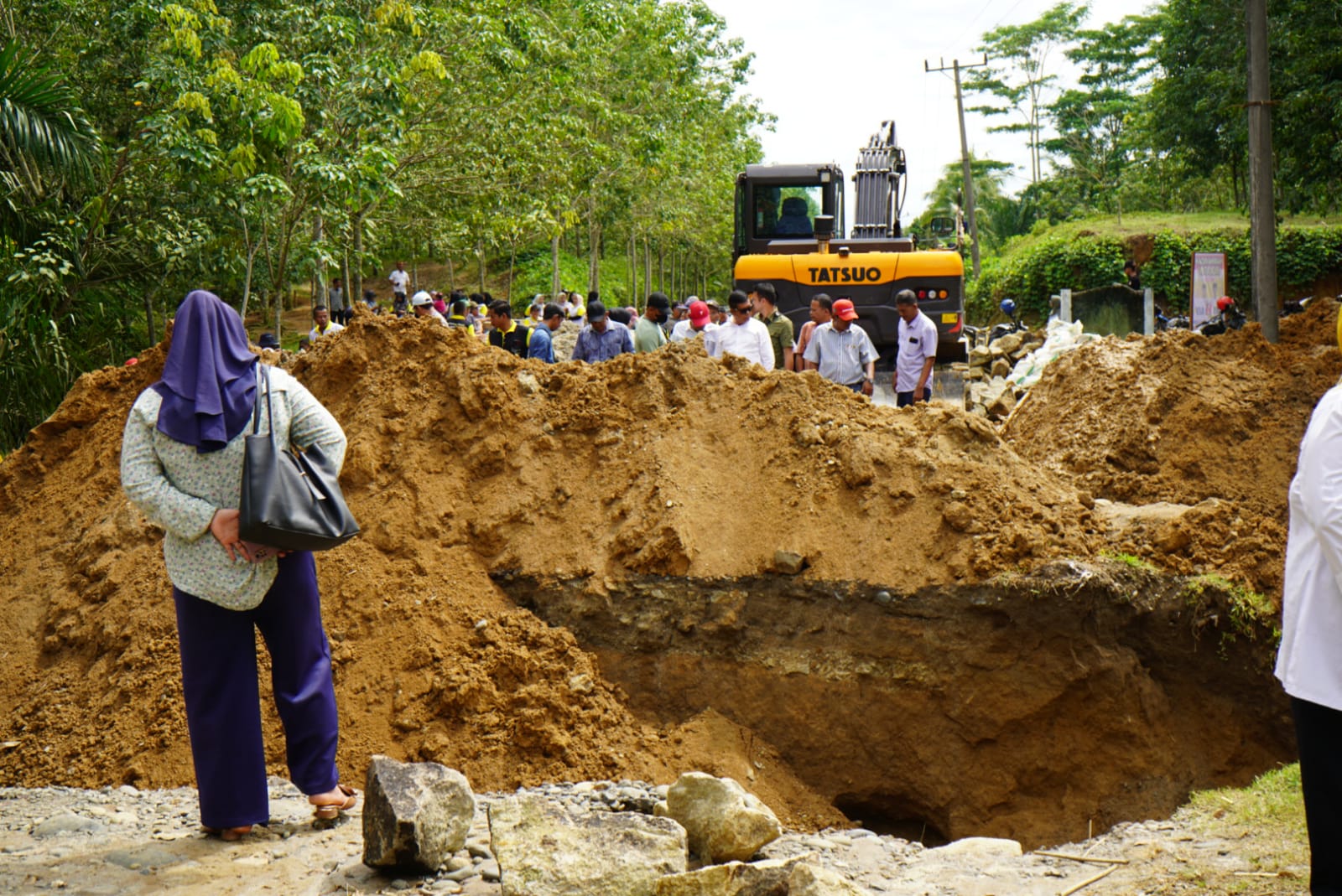 Gerak Cepat RHS Ikut Marharoan Bolon Perbaiki Jalan Longsor Nagori Naga Dolok Gerak Cepat RHS Ikut Marharoan Bolon Perbaiki Jalan Longsor Nagori Naga Dolok
