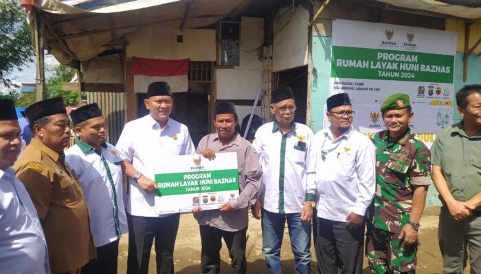 Kajari Karo Bersama Baznas Karo Bedah Rumah
