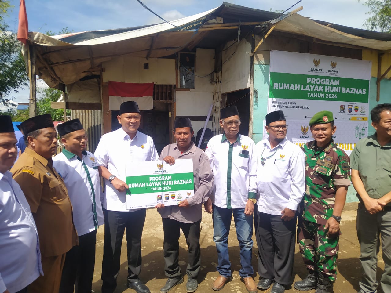 Kajari Karo Bersama Baznas Karo Bedah Rumah