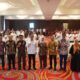 Deputi Komisioner Hukum dan Penyidikan OJK Yuliana foto bersama di sela kegiatan Sosialisasi tentang Tindak Pidana Sektor Jasa Keuangan kepada Jajaran Kepolisian dan Kejaksaan di Wilayah Hukum Provinsi Sumatera Utara, Rabu, 6 November 2024.